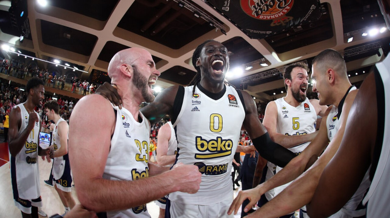 Stambulas "Fenerbahçe" basketbolisti pēc uzvaras izšķirošajā ceturtdaļfināla kaujā Monako. Foto: Fenerbahçe Beko