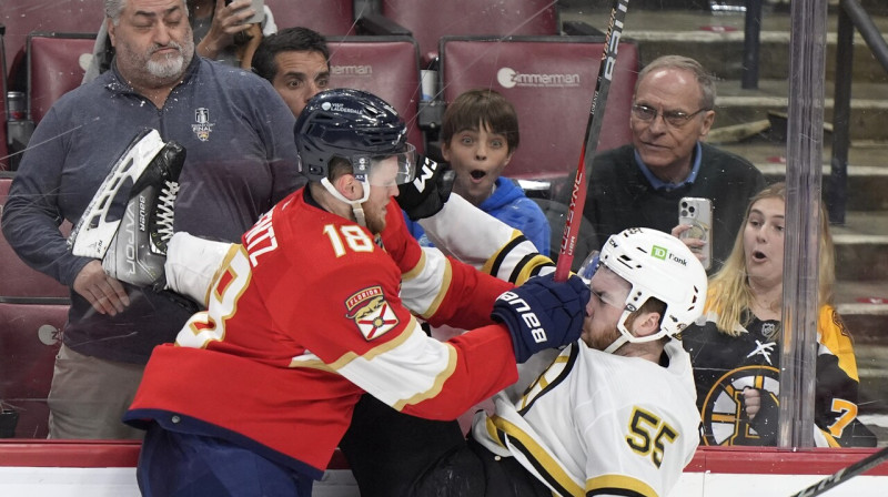 Stīvens Lorencs ("Panthers") pret Džastinu Brazo ("Bruins"). Foto: Wilfredo Lee/AP/Scanpix
