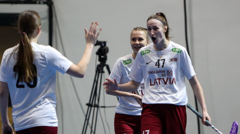 Elīna Dīce (#47) vadībā ar 1:0 izvirzījusi Latvijas izlasi. Foto: Ritvars Raits, floorball.lv