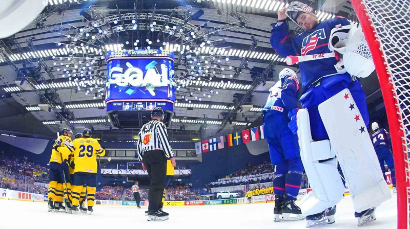 ASV izlases vārtsargs Alekss Laions pēc Zviedrijas valstsvienības vārtu guvuma. Foto: IIHF