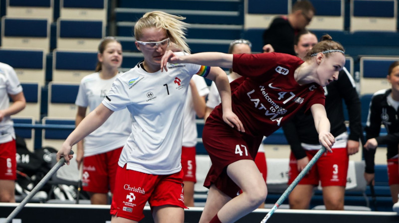 Latvijas izlases rezultatīvākā spēlētāja Elīna Dīce cīņā ar dānietēm. Foto: Ritvars Raits, floorball.lv