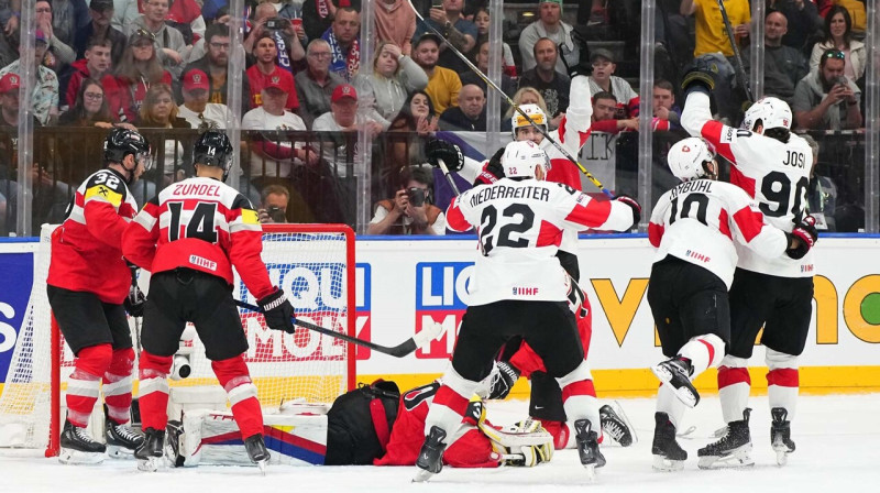 Mirklis pēc Šveices valstsvienības vārtu guvuma spēlē pret Austriju. Foto: IIHF