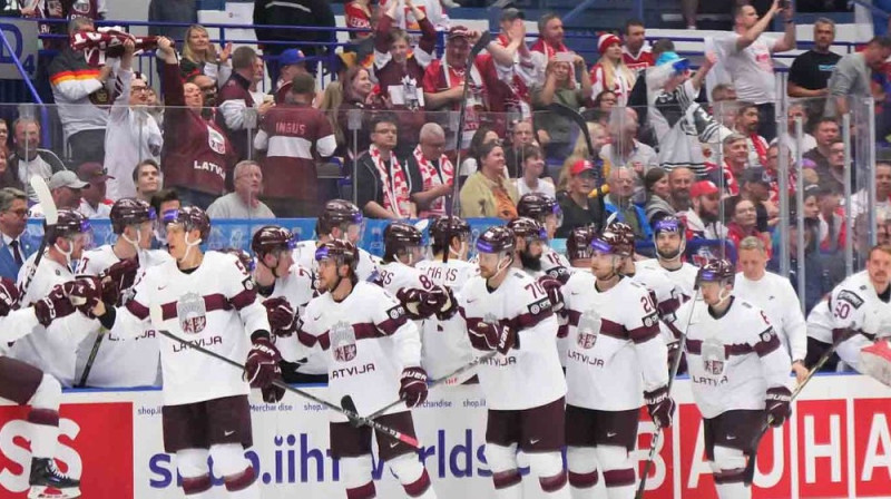 Latvijas izlase atzīmē vārtus. Foto: IIHF