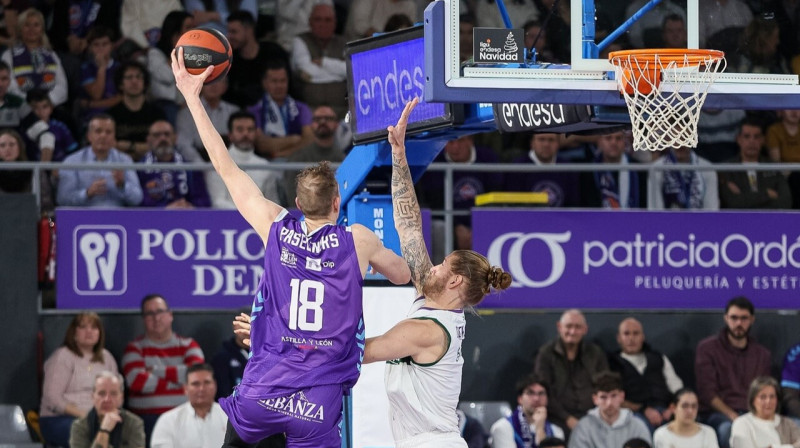 Anžejs Pasečņiks uzbrukumā pret Malagas "Unicaja". Foto: Zunder Palencia