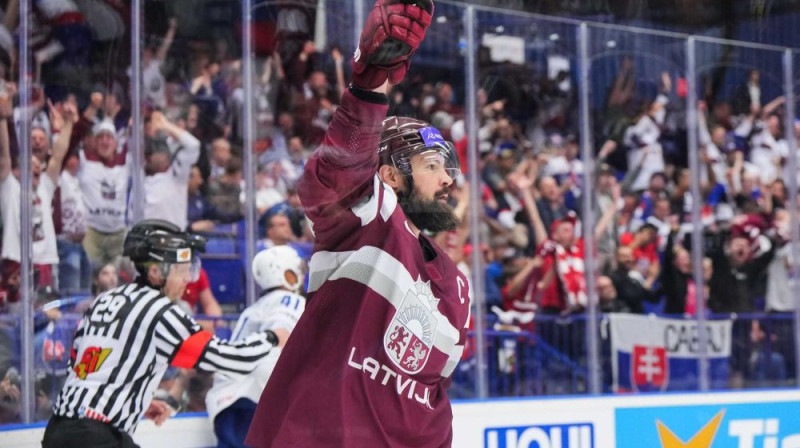 Kaspars Daugaviņš pēc uzvaras vārtu guvuma. Foto: Matt Zambonin/IIHF