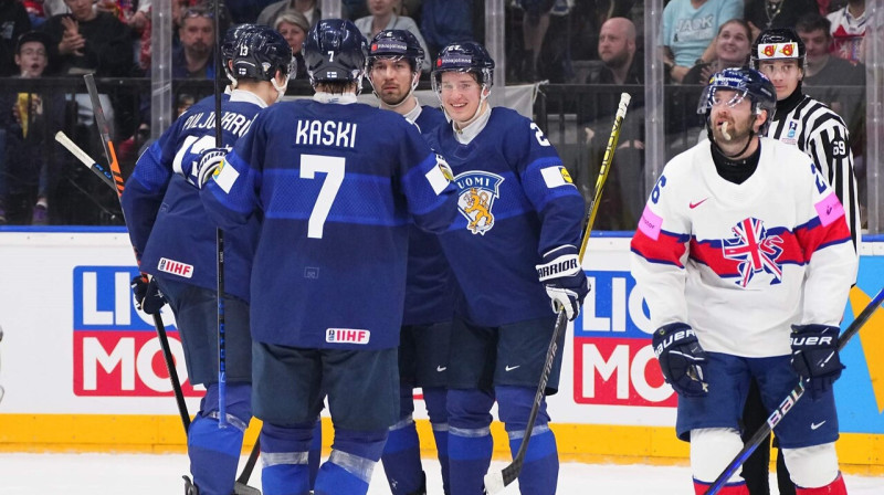 Olivers Kapanens (Nr. 27) un Somijas valstsvienības hokejisti pēc vārtu guvuma spēlē pret Lielbritāniju. Foto: IIHF