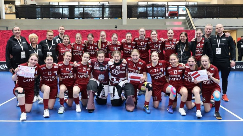 Latvijas junioru izlase pēc uzvaras pār vācietēm. Foto: Ritvars Raits, floorball.lv