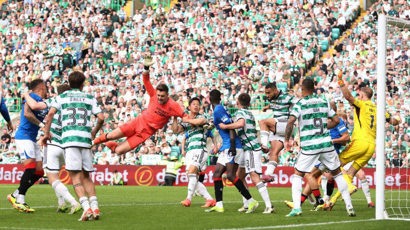 Glāzgovas "Rangers" centieni atspēlēties: "Celtic" soda laukumā divi vārtsargi. Foto: