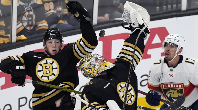 Bostonas "Bruins" vārtsargs Džeremijs Sveimens. Foto: Michael Dwyer/AP/Scanpix