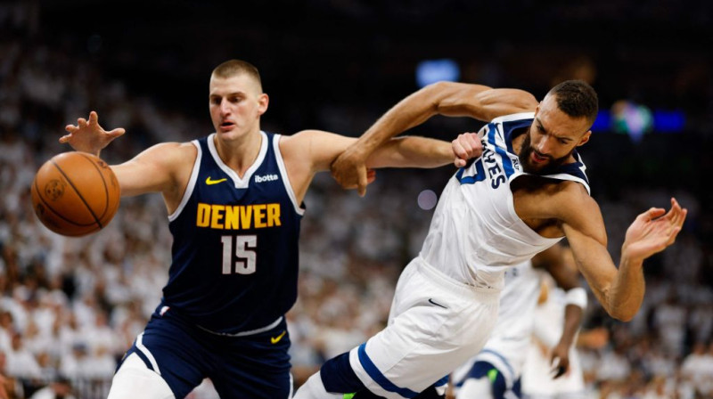 Nikola Jokičs un Rūdi Gobērs. Foto: AFP/Scanpix