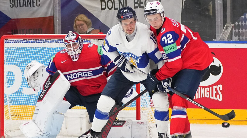 Somu uzbrucējs Juha Jēske Norvēģijas valstsvienības vārtu priekšā. Foto: IIHF