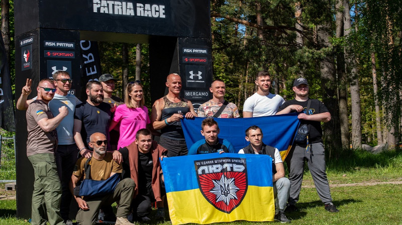 Ukraiņu skrējiena dalībnieki kopā ar organizatoru Jāni Avotiņu (otrais no kreisās). Foto: "Patria race".