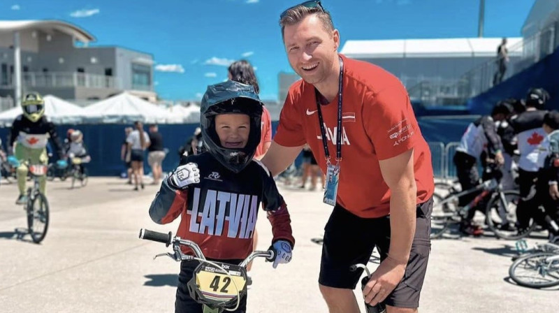 Mateo Bogomazovs ar treneri Kristapu Ozoliņu
Foto: BMX Ādaži