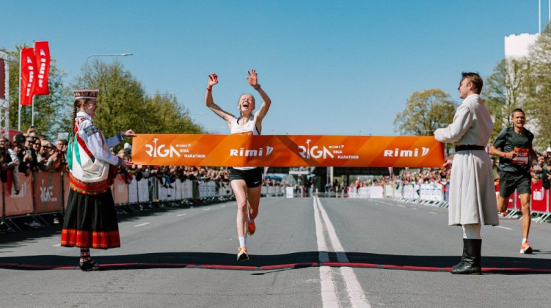 Agate Caune 2023. gada maijā uzstāda Latvijas rekordu 5km. Organizatoru foto.