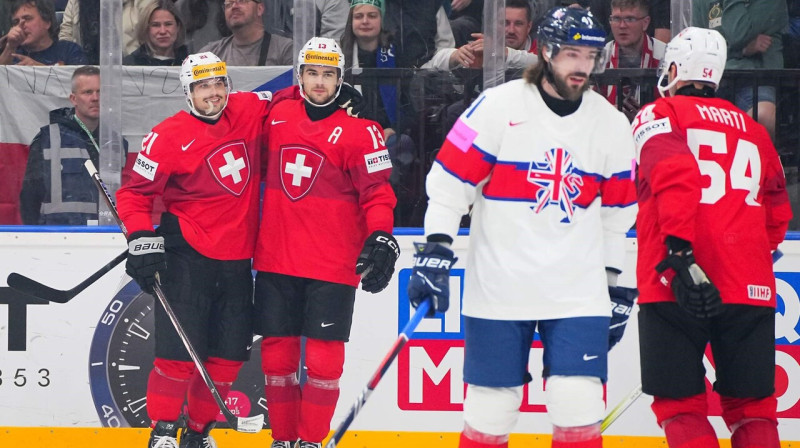 Šveices valstsvienības hokejisti pēc vārtu guvuma pret Lielbritāniju. Foto: IIHF