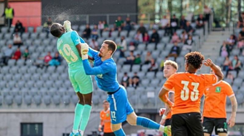 Krišjāņa Zviedra pārkāpums pret Džibrilu Geju. Foto: Jānis Līgats/Valmiera FC