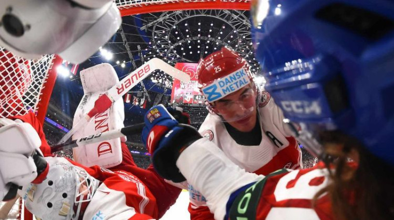 Čehi un dāņi cīnījās arī vārtu iekšienē. Foto: IIHF