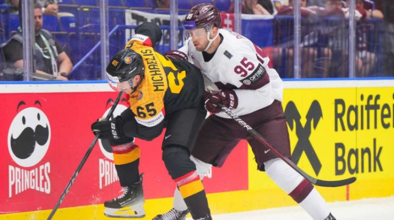 Oskars Batņa pret Vāciju. Foto: IIHF