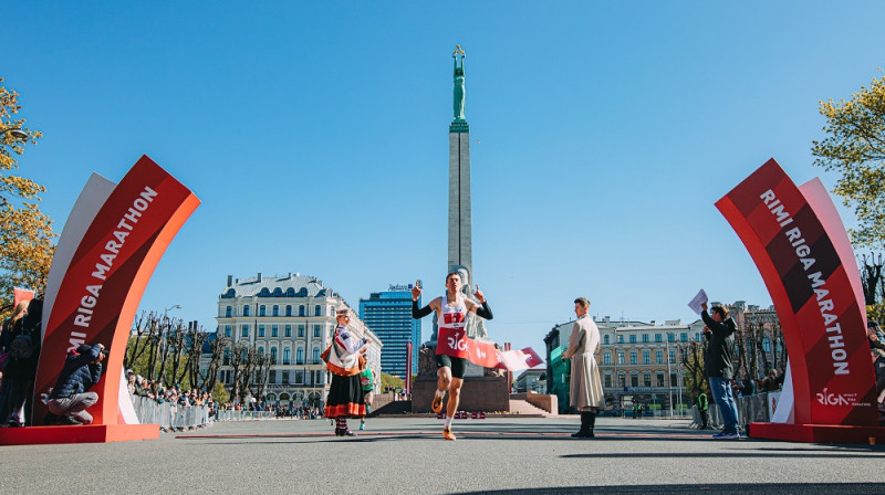 Uģis Jocis 2023. gadā uzstāda Latvijas rekordu, kuru tagad pirms 11 dienām Līvānos ir uzlabojis ŅIkita Bogdanovs. Foto: Rimi Rigas maratons.
