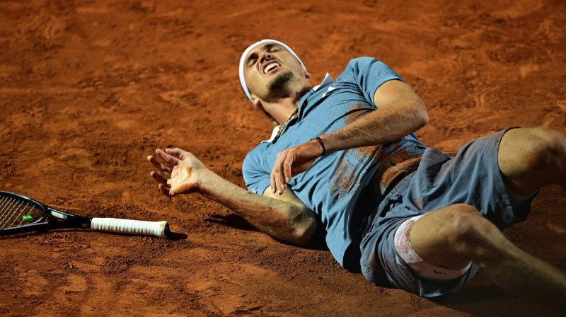 Aleksandrs Zverevs nokrīt uz Romas māla. Foto: AFP/Scanpix