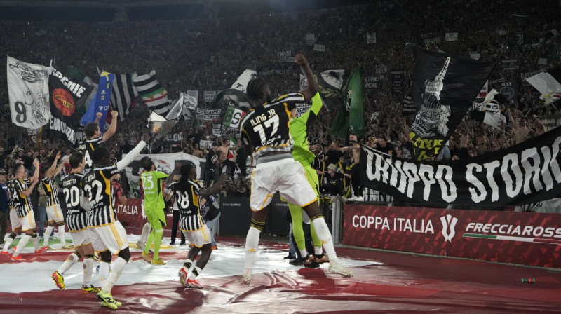 Turīnas "Juventus" futbolisti un līdzjutēji Romas Olimpiskajā stadionā pēc triumfa 2024. gada Itālijas kausa izcīņā. Foto: Gregorio Borgia/AP/Scanpix