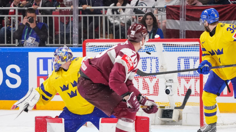 Miks Indrašis gūst vārtus pret Zviedriju. Foto: IIHF