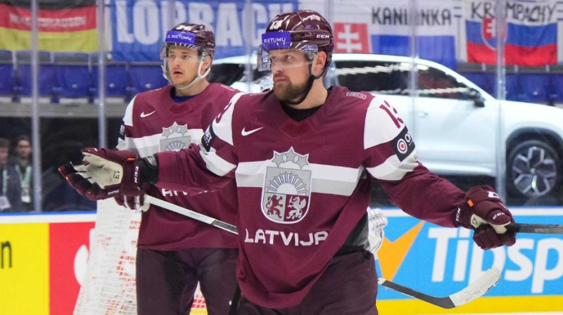 Rihards Bukarts spēlē pret Zviedriju. Foto: Matt Zambonin/IIHF