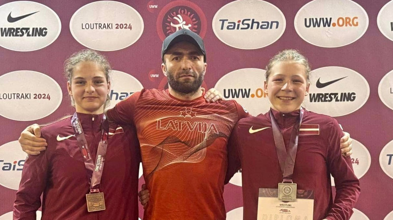 Margarita Kirilova, treneris Farids Ahmedovs, Darja Markova. Foto: Latvijas Sporta cīņas federācija