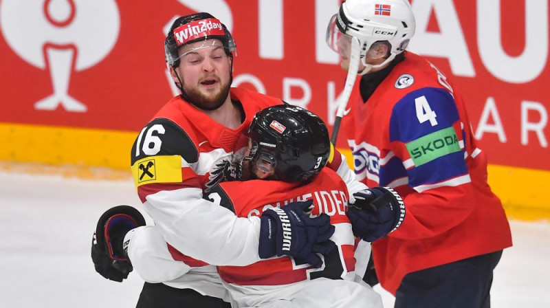 Austrijas hokejisti svin gūtos vārtus. Foto: IIHF