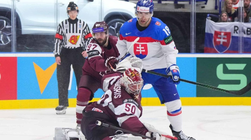 Haralds Egle spēlē pret Slovākiju. Foto: Matt Zambonin/IIHF