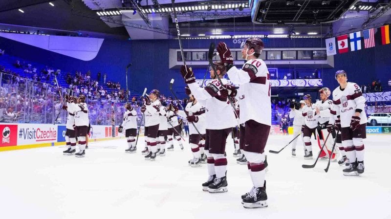 Latvijas valstsvienības hokejisti pateicas līdzjutējiem. Foto: IIHF