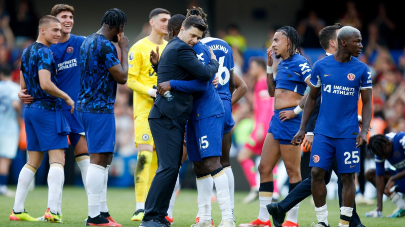 Maurisio Početīno ar Londonas "Chelsea" futbolistiem pēc pēdējās spēles sezonā. Foto: David Cliff/EPA/Scanpix