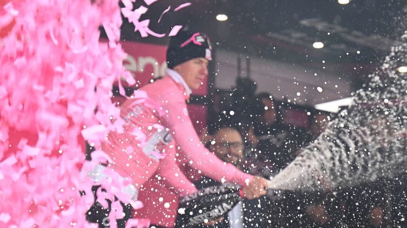 Tadejs Pogačars pēc uzvaras "Giro d'Italia" 16. posmā. Foto: Stefano Sirotti/Imago Images/Scanpix