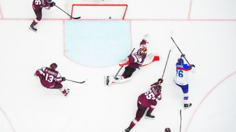 Martins Pospišils pārspēj Kristeru Gudļevski. Foto: IIHF