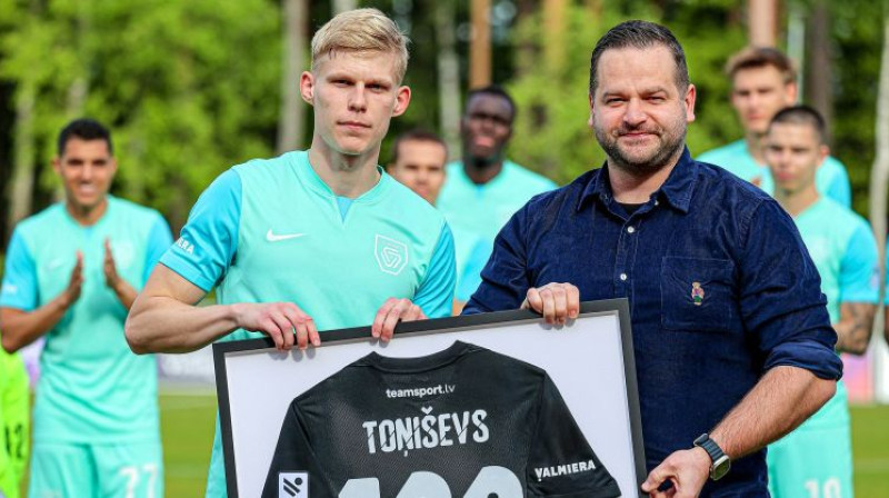 Kluba prezidents Uldis Pūcītis sveic Maksimu Toņiševu ar 100 spēļu jubileju. Foto: Jānis Līgats/Valmiera FC