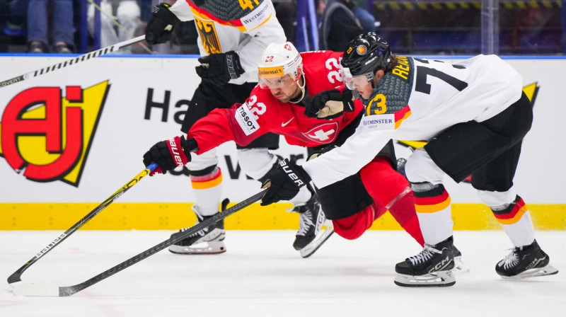 Šveiciešu uzbrucējs Nino Nīderraiters spēlē pret Vācijas valstsvienību. Foto: Matt Zambonin/IIHF