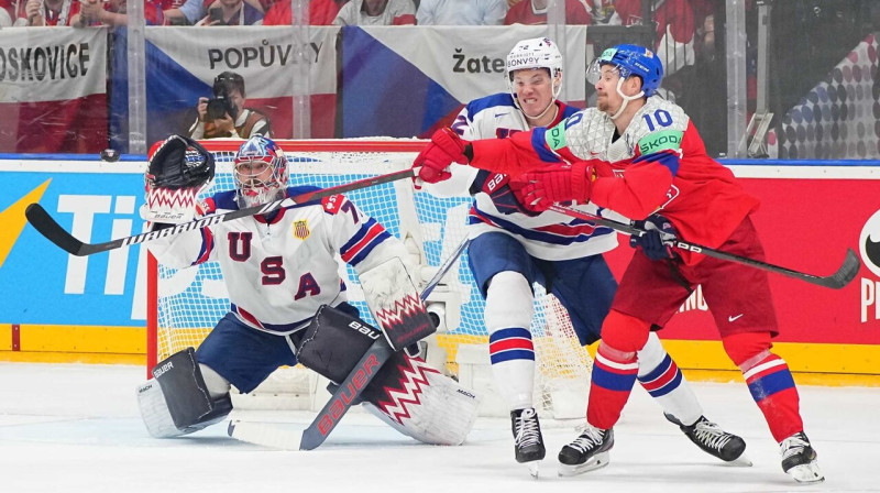 Čehs Romāns Červenka cīņā pie ASV izlases vārtiem. Foto: IIHF