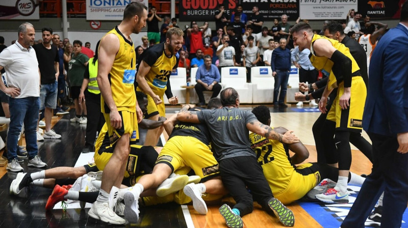 Saloniku "Aris" basketbolisti pēc uzvaras groza iemešanas. Foto: Aris BC