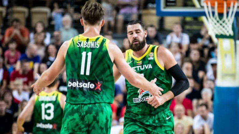 Domants Sabonis un Jons Valančūns. Foto: FIBA