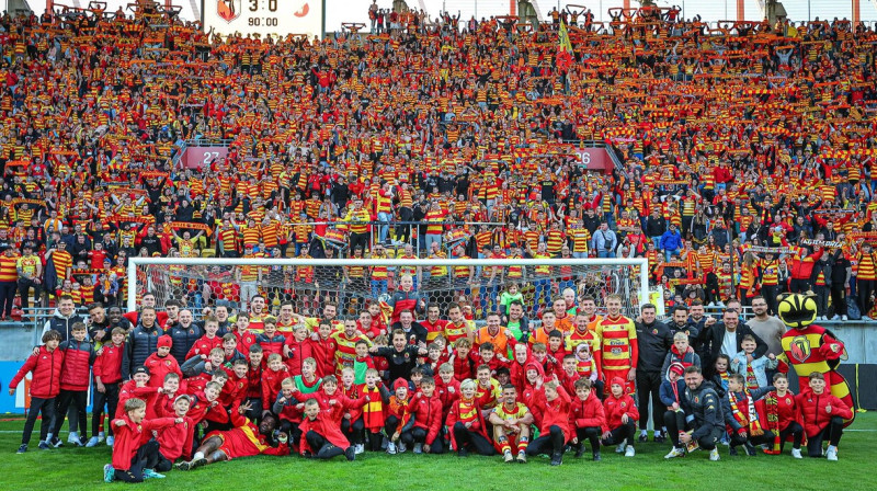 Bjalistokas "Jagiellonia" komanda un līdzjutēji. Foto: Kamil Świrydowicz/Jagiellonia Białystok