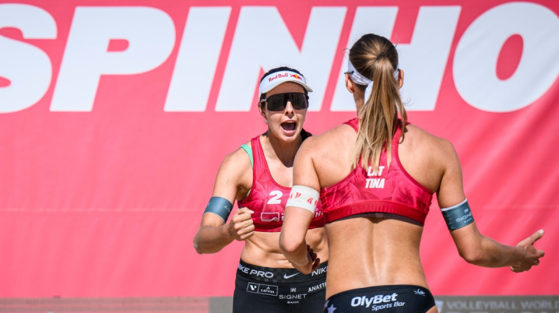 Anastasija Samoilova un Tīna Graudiņa. Foto: volleyballworld.com