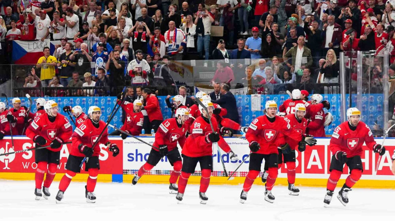 Šveices valstsvienības hokejisti pēc uzvaras pusfinālā pret Kanādu. Foto: IIHF