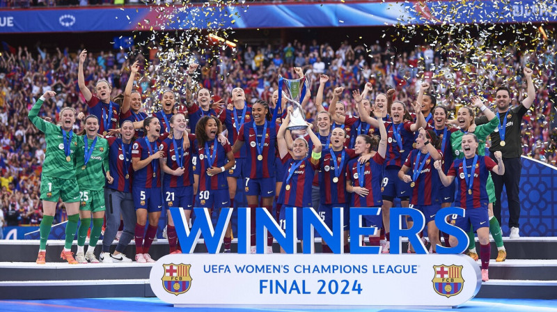 UEFA Čempionu līgas trofeju nosargājusī "Barcelona" komanda. Foto: Alvaro Medranda/PanoramiC/Imago Images/Scanpix