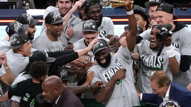 ''Celtics'' basketbolisti pēc triumfa Austrumu konferencē. Foto: AFP/Scanpix
