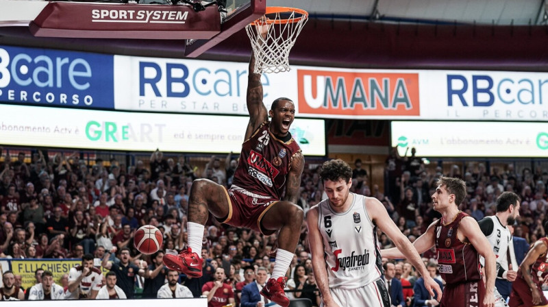 Venēcijas "Umana Reyer" basketbolists Āmirs Simms bumbas trieciena grozā no augšas brīdī. Foto: Reyer Venezia