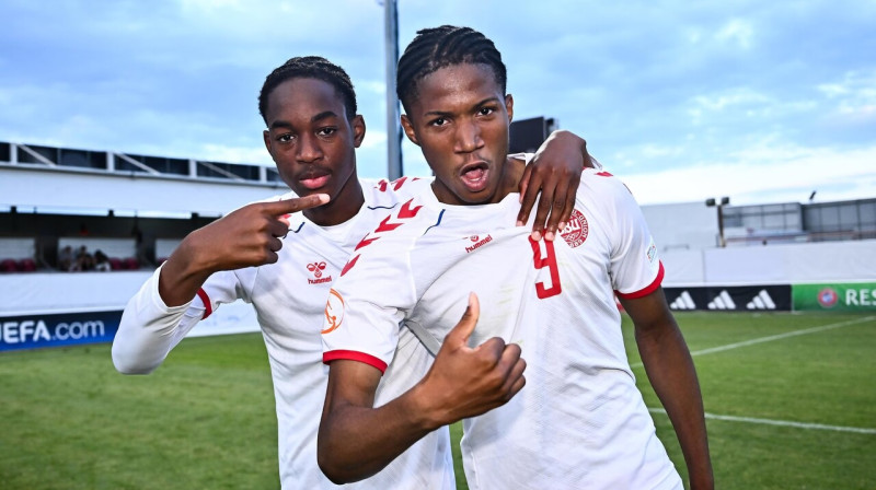 No kreisās: Dānijas U17 valstsvienības futbolisti Greiems Ankamafio un Čido Obi pēc vārtu guvuma. Foto: UEFA/Sportfile