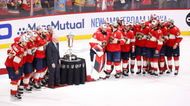 Floridas "Panthers" tiek pie trofejas, kuru pasniedz Austrumu konferences čempionei. Foto: AFP./Scanpix