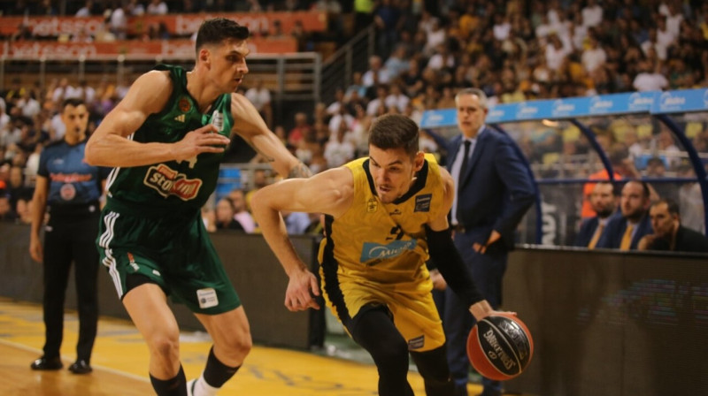 Roberts Blumbergs spēlē pret Atēnu "Panathinaikos". Foto: Megapress photo agency