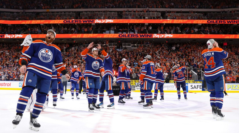 Edmontonas "Oilers" hokejisti pēc smagi izcīnītā triumfa Rietumu konferencē. Foto: Codie McLachlan/AFP/Scanpix