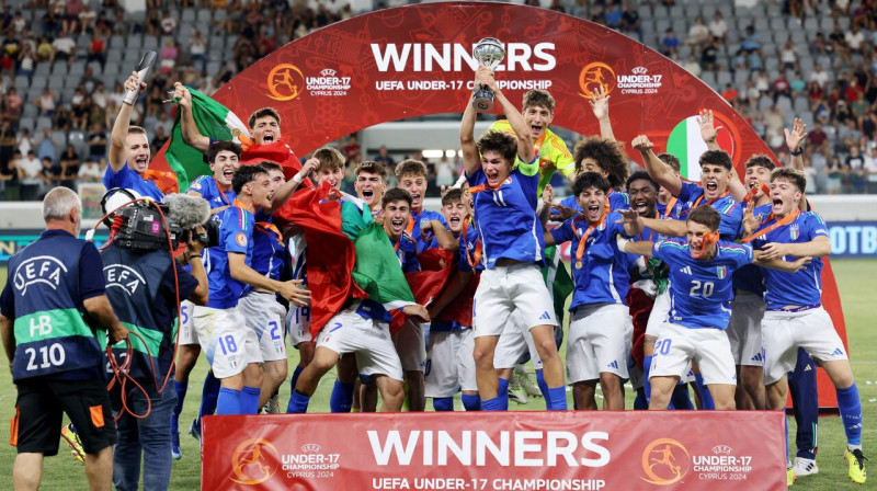 Eiropas U17 meistarsacīkstēs Kiprā triumfējušie Itālijas jaunie futbolisti. Foto: Yiannis Kourtoglou/Reuters/Scanpix
